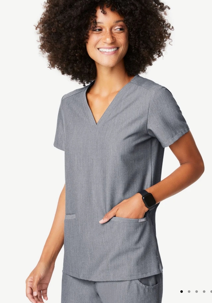 FIGS CASMA Three-Pocket Scrub Top Graphite